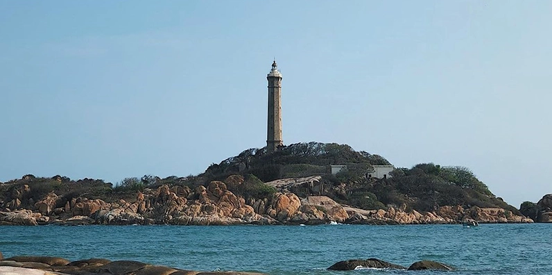 Ngọn hải đăng Mũi Kê Gà soi bóng xuống biển xanh