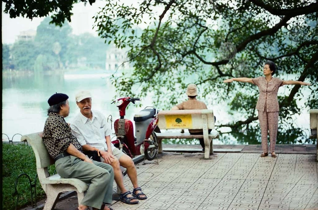 Người dân tập thể dục bên Hồ Gươm vào buổi sáng
