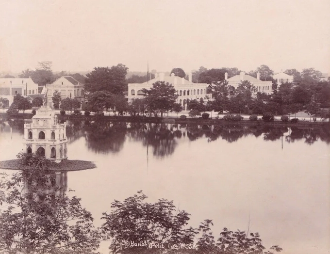 Người dân thư giãn bên Hồ Gươm