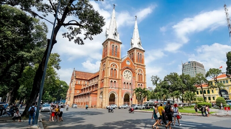 Nhà thờ Đức Bà kết hợp phong cách Roman và Gothic độc đáo