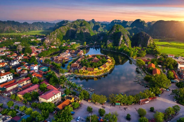 Nhìn từ trên không Tam Cốc lúc bình minh