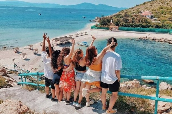 Những khoảnh khắc vui vẻ của du khách khi tham quan Đảo Yến - Nha Trang.