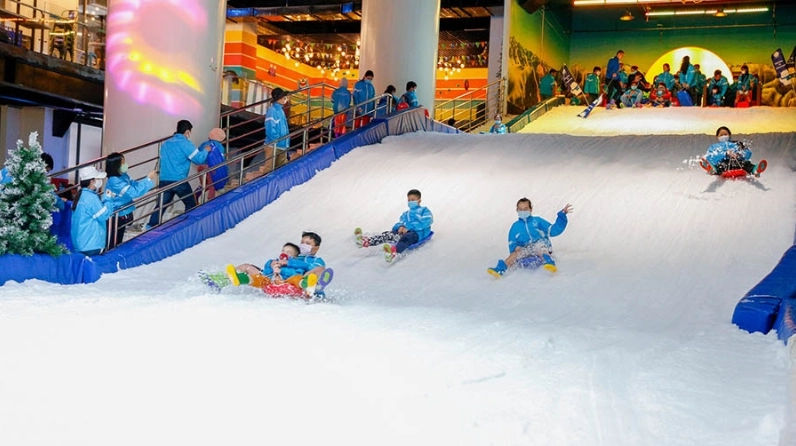 Phá tan cái nóng mùa hè tại Snow Town