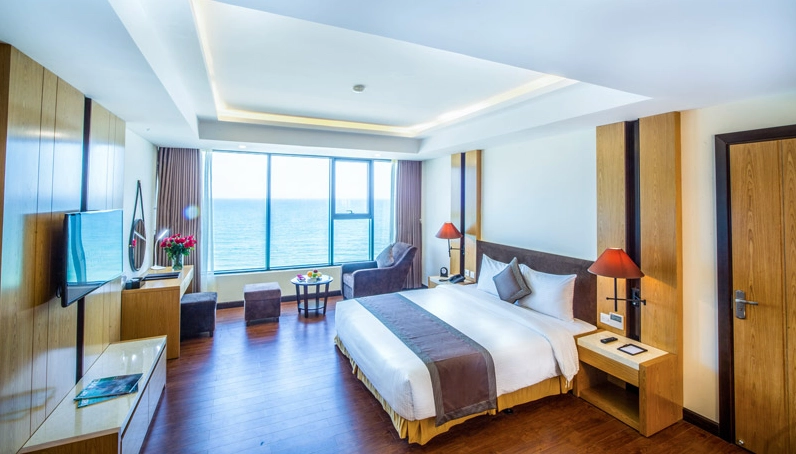 Phòng Deluxe King Ocean View tại Khách sạn Mường Thanh Đà Nẵng
