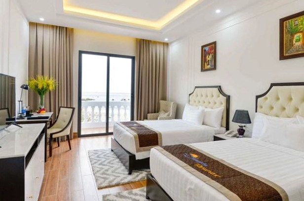 Phòng ngủ hai giường hướng biển tại khách sạn Quy Nhơn