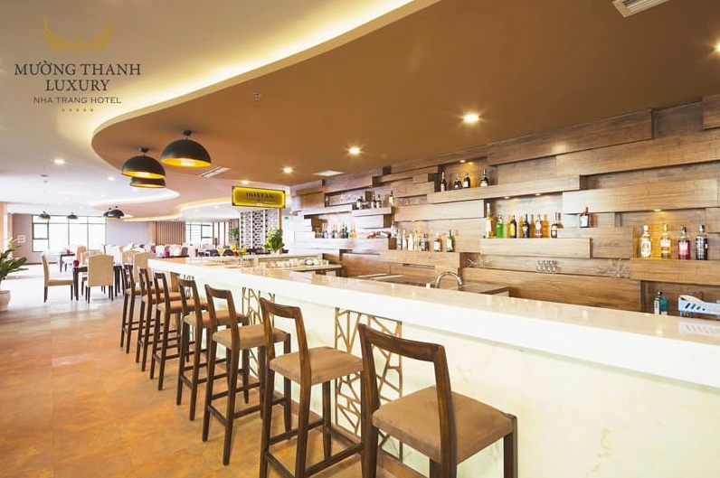 Quầy bar sang trọng với nhiều loại đồ uống