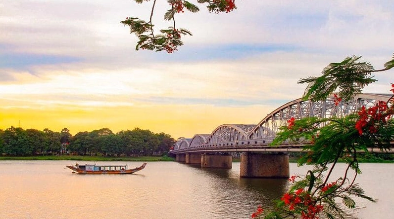Sông Hương thơ mộng chảy qua Huế