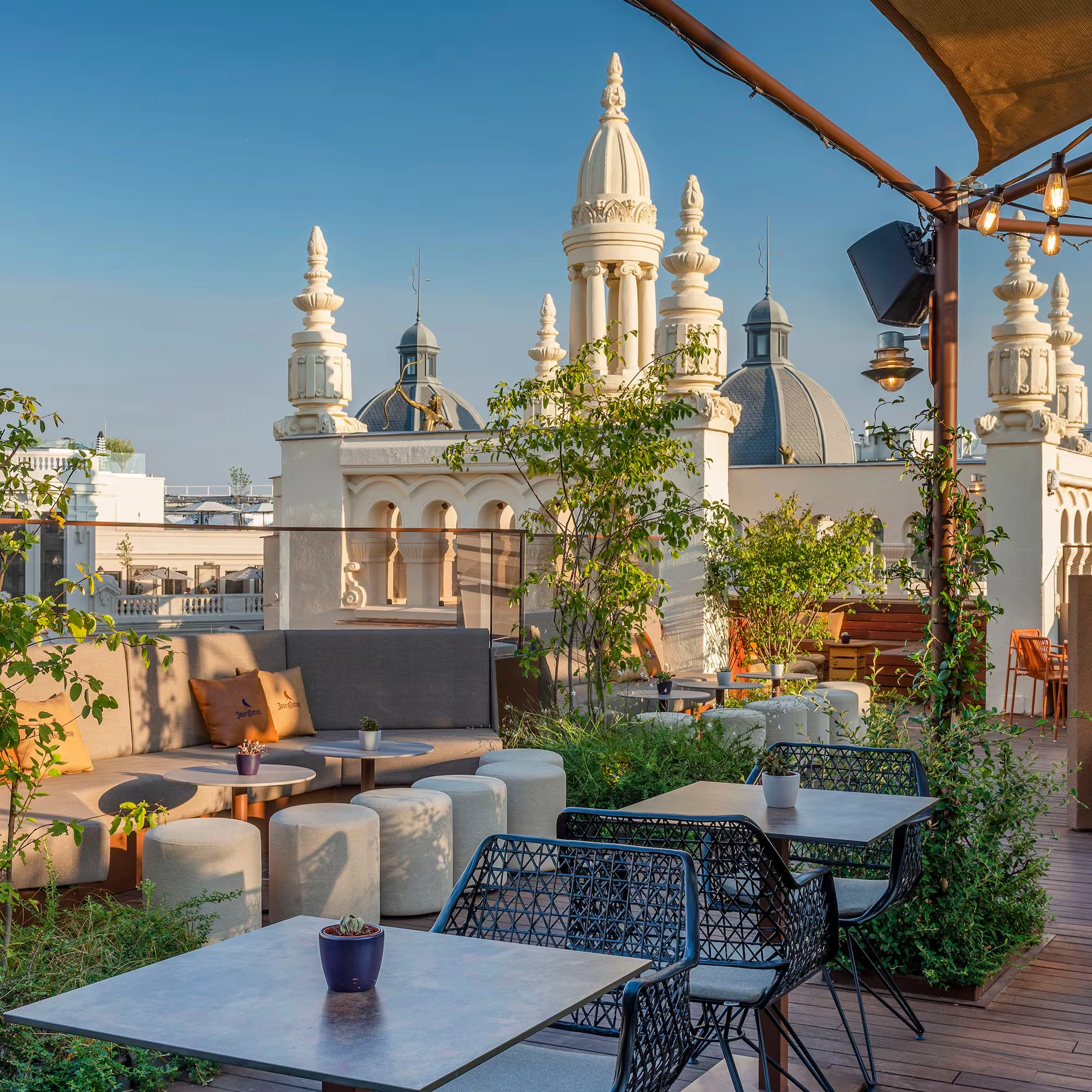 Tầm nhìn đẹp từ Sky Bar của Melia Hà Nội