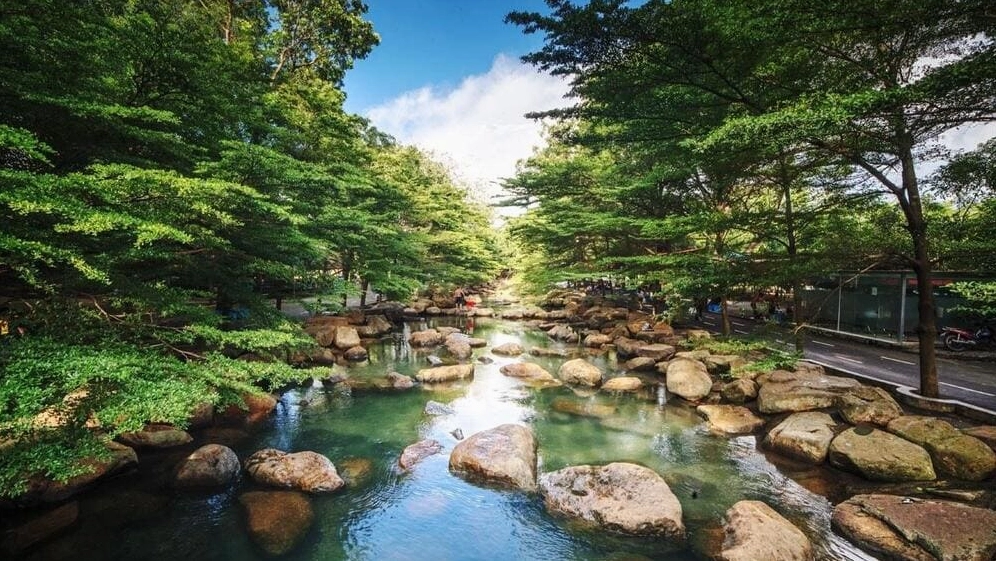 Tắm suối mát lạnh, picnic giữa thiên nhiên xanh mát – một ngày thư giãn đúng nghĩa.