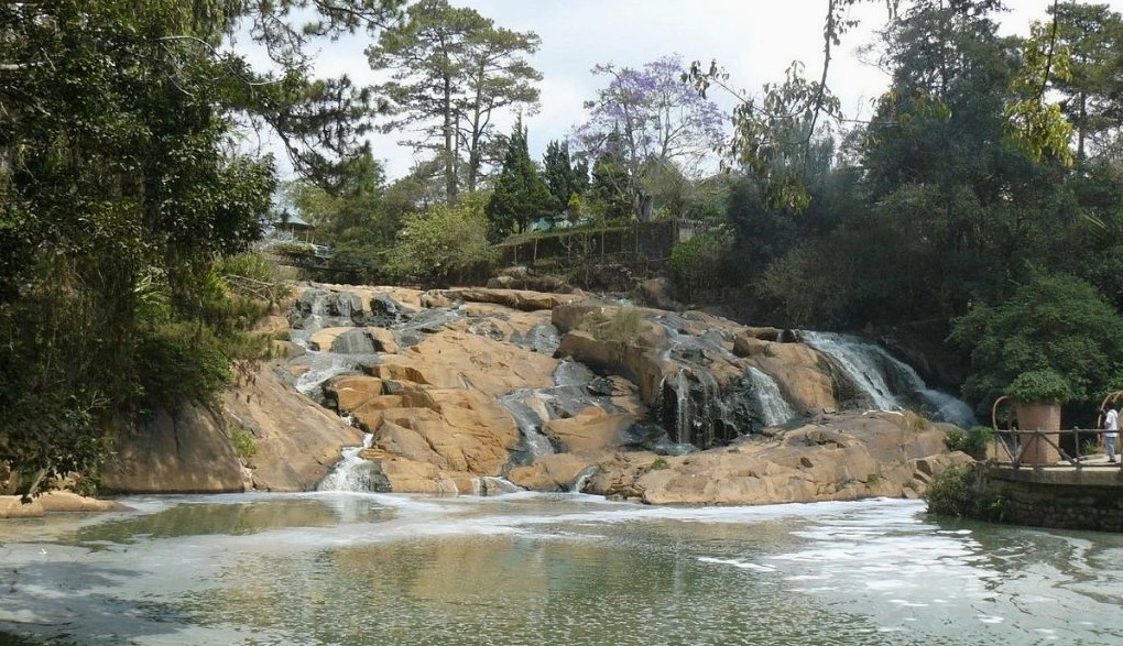 Thác Cam Ly thơ mộng