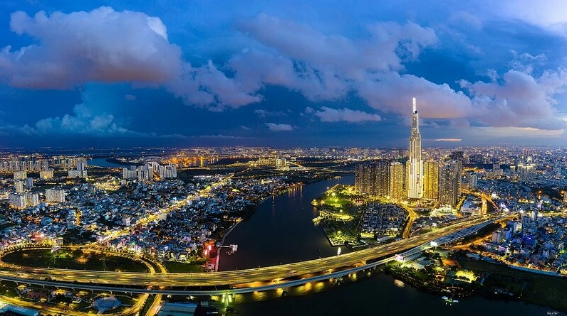Thác nước hùng vĩ đổ xuống từ vách đá
