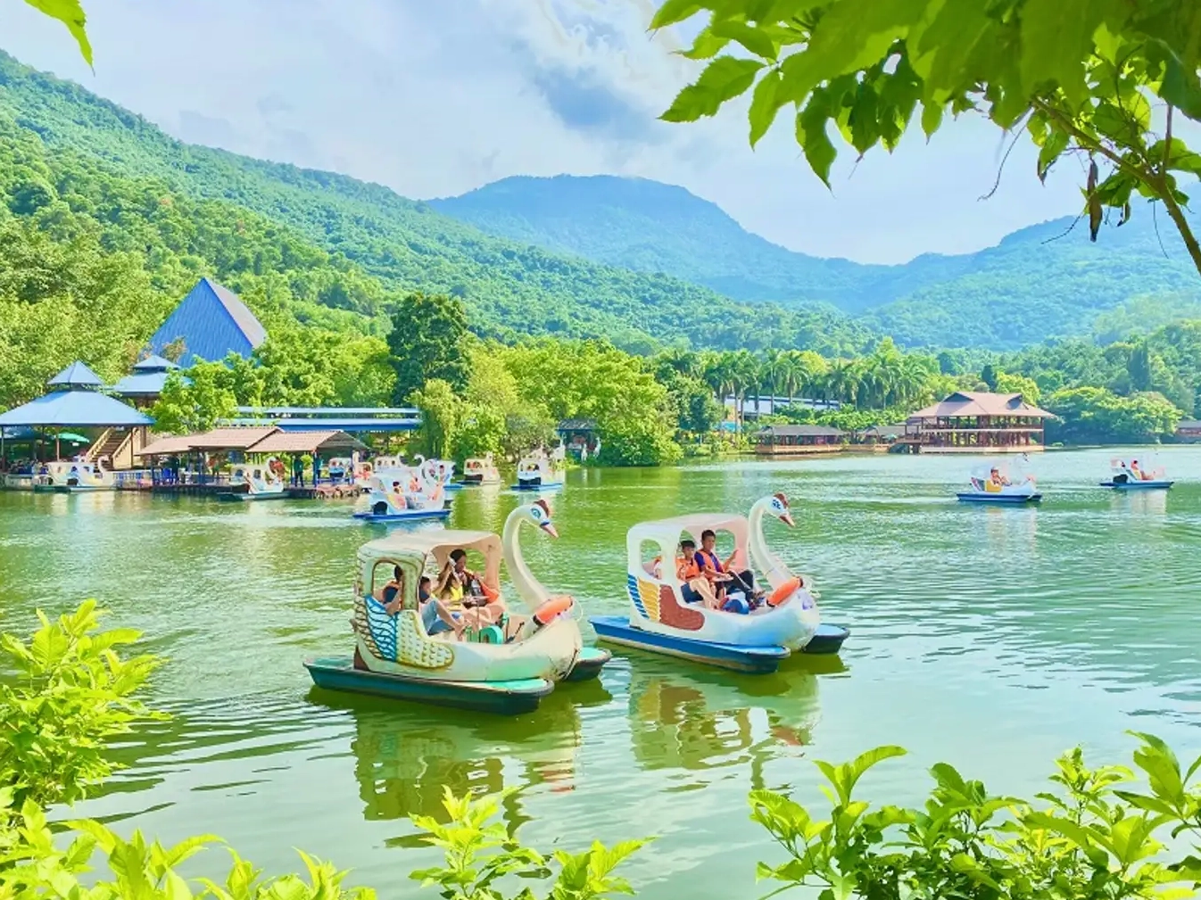 Thác nước và cảnh quan thơ mộng tại Ao Vua - Suối Tiên