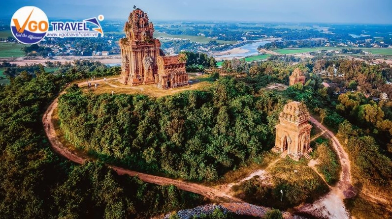 Tháp Bánh Ít là biểu tượng cổ kính của vùng đất Bình Định