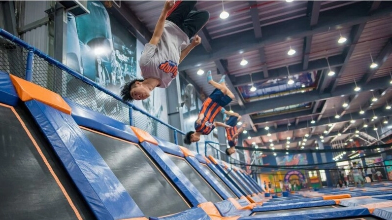 Thử sức ở hoạt động thể lực cùng bạn bè tại Jump Area