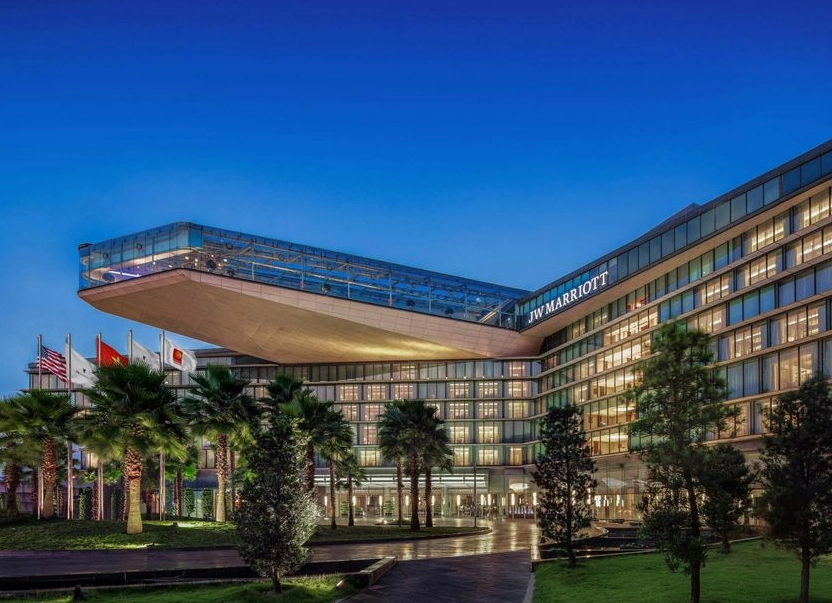 Toà nhà JW Marriott Hotel Hanoi với kiến trúc hiện đại