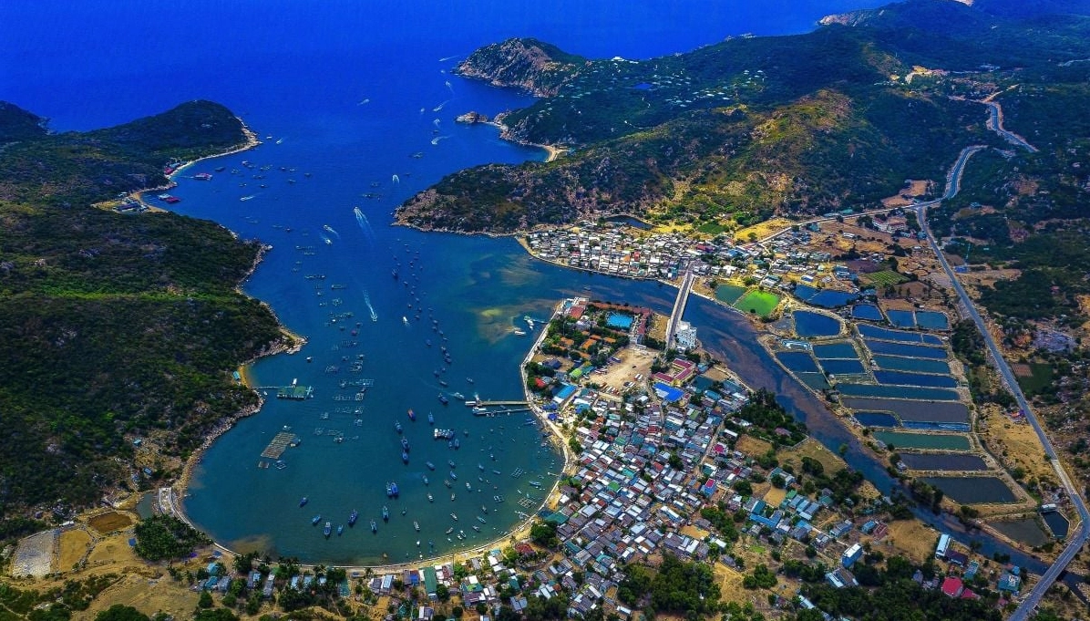 Toàn cảnh du lịch Ninh Thuận với biển xanh, cát trắng và nắng vàng rực rỡ