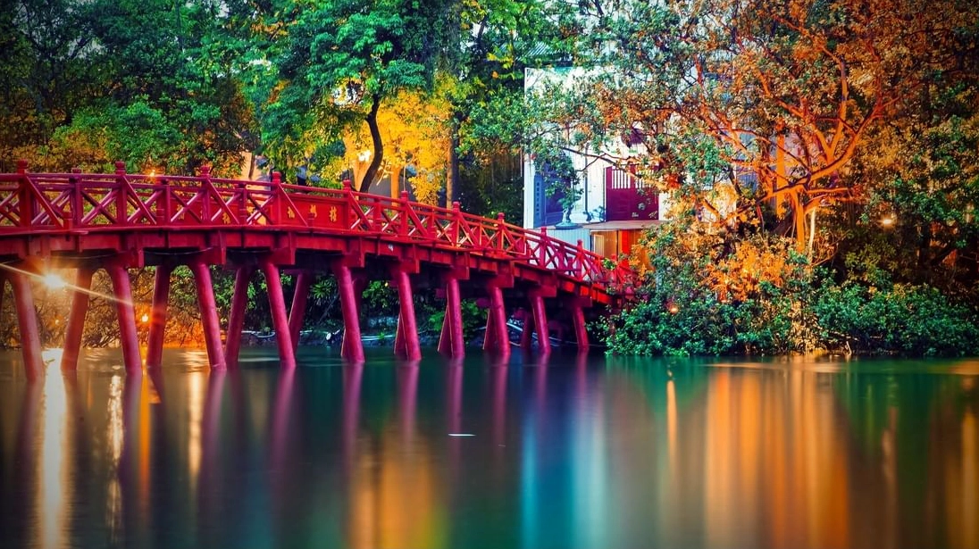 Toàn cảnh Hồ Gươm với các công trình kiến trúc