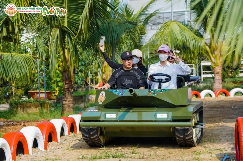 Trò chơi xe điện đụng tại Suối Tiên
