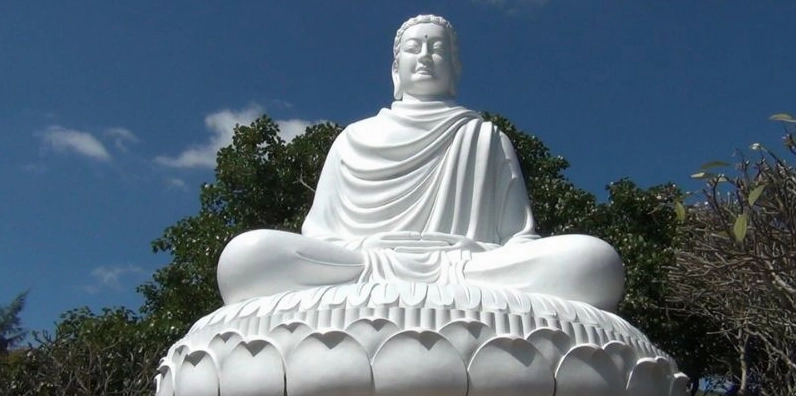 Tượng Thích Ca Phật Đài uy nghiêm tọa lạc trên núi Lớn.