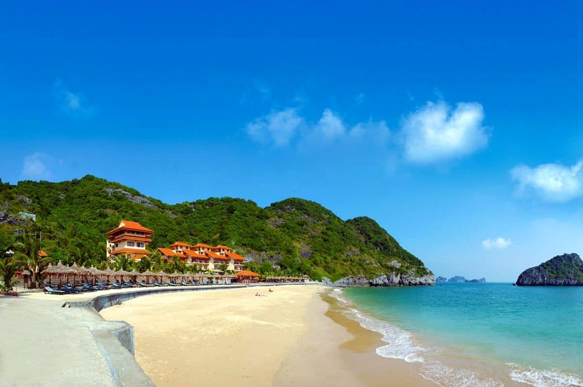 Vẻ đẹp hùng vĩ của Vịnh Lan Hạ, một địa điểm du lịch Hải Phòng nổi tiếng.