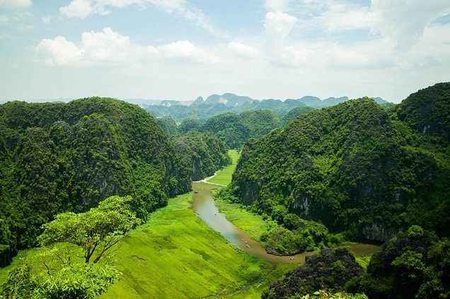 Vịnh Hạ Long nhìn từ xa
