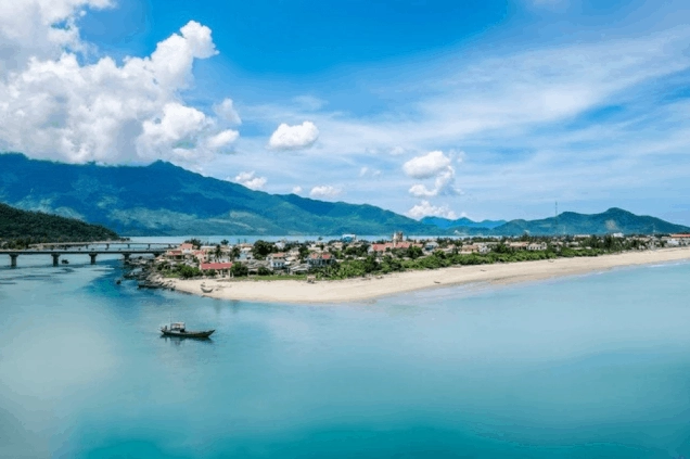 Vịnh Lăng Cô nhìn từ trên cao