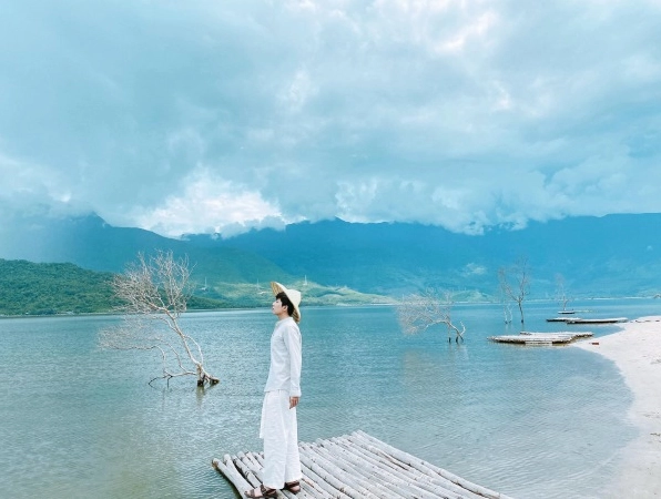 Vịnh Lăng Cô xanh biếc
