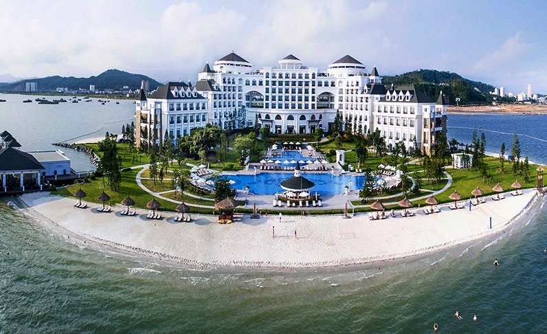 Vinpearl Resort Spa Ha Long với bãi biển riêng