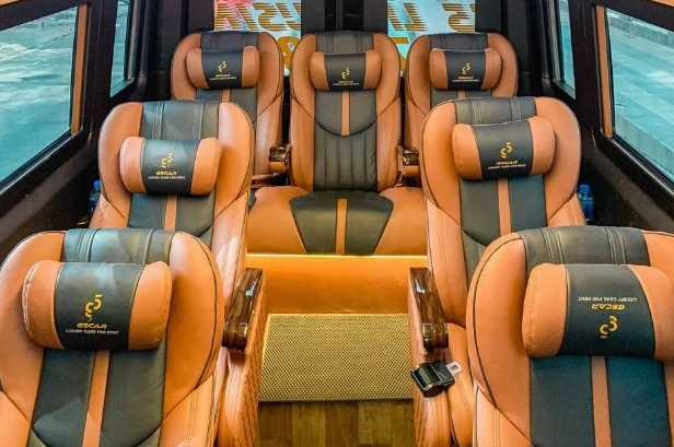 Xe khách là phương tiện di chuyển tiết kiệm đến Hồ Tràm.